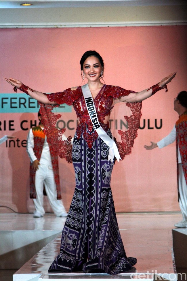Kain Bantenan yang akan dipakai Jolene Marie di ajang Miss International 2019 ini berasal dari pantai timur Minahasa yang merupakan salah satu kain bermutu tinggi di dunia. Kain tersebut dibuat menjadi gaun, dipadukan dengan unsur warna violet dan marun yang melambangkan kecantikan dan keberanian wanita Minahasa. Foto: Muhammad Abduh/Detikcom
