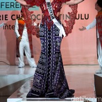 Kain Bantenan yang akan dipakai Jolene Marie di ajang Miss International 2019 ini berasal dari pantai timur Minahasa yang merupakan salah satu kain bermutu tinggi di dunia. Kain tersebut dibuat menjadi gaun, dipadukan dengan unsur warna violet dan marun yang melambangkan kecantikan dan keberanian wanita Minahasa. Foto: Muhammad Abduh/Detikcom