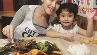 Akrab dengan sang ibu, Bilqis terlihat asyik saat makan malam bersama Ayu Ting Ting dengan aneka seafood segar di atas meja. Foto: Instagram