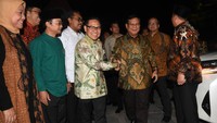 Prabowo, yang mengenakan batik, ditemani Sekjen Partai Gerindra Ahmad Muzani dan Waketum Ahmad Sufmi Dasco. Prabowo belum memberikan keterangan saat tiba di lokasi. Dia hanya melambaikan tangan ke arah wartawan.