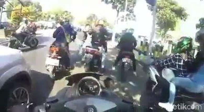 Video Kericuhan Pengemudi Mobil vs Anggota Komunitas Motor. Foto: Tangkapan Layar Video Kericuhan Pengemudi Mobil vs Anggota Komunitas Motor. Foto: Tangkapan Layar