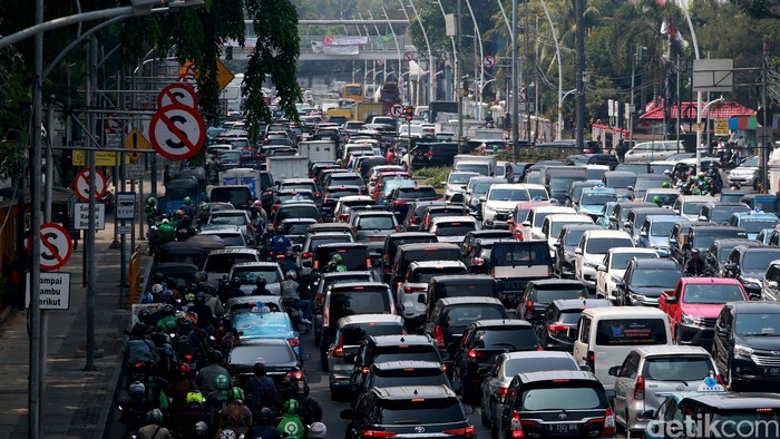 Sejumlah jalan di sekitar Istana Negara ditutup terkait adanya rencana demo dari elemen masyarakat. Imbas penutupan jalan itu kawasan Gambir pun macet.