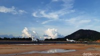 Bandara Letung sendiri kini sudah melayani 5 kali penerbangan dalam sepekan. Penerbangan dilayani maskapai Wings Air dari dan menuju Bandara Raja Haji Fisabilillah, Tanjung Pinang 1 kali sepekan pada hari Minggu.