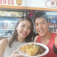 Setelah usahanya di MLM serta mengimpor kosmetik Korea berakhir dengan kegagalan, Walter memilih untuk membantu orangtua mereka dan memutuskan untuk menjual jajanan. Dari situlah bagaimana ia kemudian menemukan hasratnya dalam hidup. Foto: Instagram @walkwithwalter