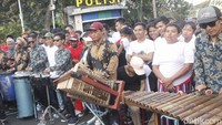 Tak hanya para srikandi, ada juga massa dari Masyarakat Penegak Demokrasi (MPD).