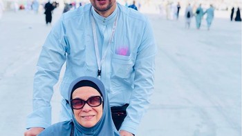 Bersama sang ibu saat beribadah ke Arab Saudi. Sebagai muslim, dia juga berbadah di antariksa dan dibekali panduan bagaimana salat di sana dengan berkiblat ke Mekah. Foto: Instagram