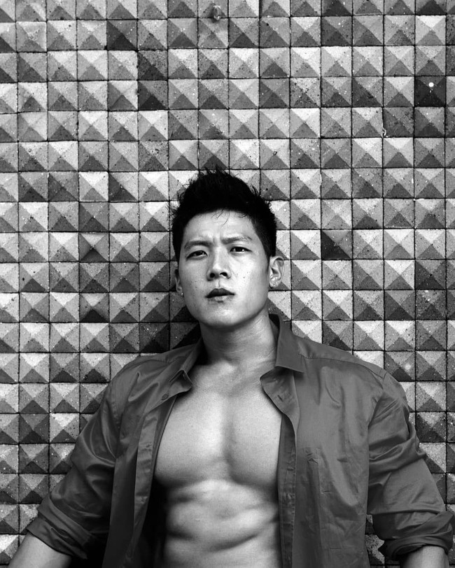 Walter Tay pernah menjadi pramugari di Singapore Airlines. Kini ia beralih profesi menjadi penjual kwetiaw. Foto-foto dirinya dengan paras ganteng ini pun viral dan banyak netizen terutama wanita menyukainya. Foto: Instagram @walkwithwalter