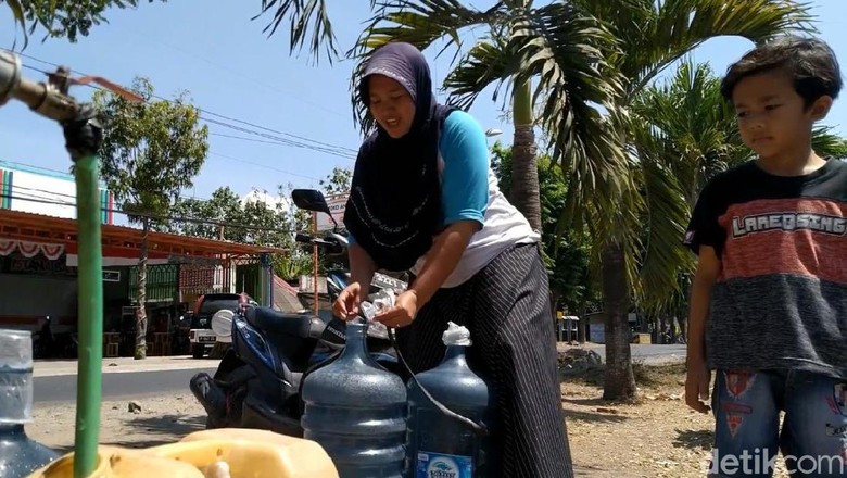 Kekeringan, Warga Banyuwangi Rela Antre di Sumur Tetangga Kekeringan, Warga Banyuwangi Rela Antre di Sumur Tetangga