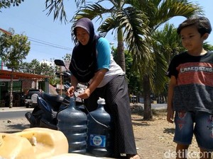 Kekeringan, Warga Banyuwangi Rela Antre di Sumur Tetangga