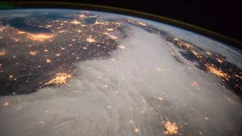 Bumi usianya 10.000 kali lebih tua dari manusia:“Planet Bumi diperkirakan berusia 4,5 miliar tahun,” kata Jeremiah P. Ostricker, peneliti senior di Universitas Princeton, kepada Popular Mechanics. “Homo Sapiens telah ada paling lama 450.000 tahun, yaitu 1/10.000 usia bumi. Dan baru-baru ini, kita tersebar di seluruh dunia pada 1/100.000 usia Bumi.” Foto: NASA