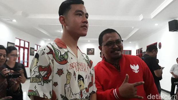Gibran mengenakan kemeja 'Indonesia Raya' saat mendatangi kantor DPC PDIP Surakarta.