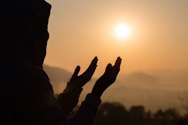 7 Doa Mendatangkan Rezeki dari Segala Penjuru, Jadi Amalan Sehari-hari -  Hot