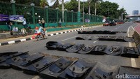 Tameng-tameng milik polisi disiagakan.