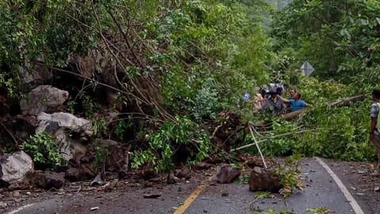 Jalur Lintas Barat Selatan Aceh Tertutup Longsor, Lalin Macet Jalur Lintas Barat Selatan Aceh Tertutup Longsor, Lalin Macet