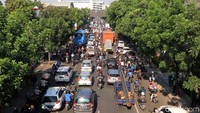 Sementara itu, pengalihan arus dari Jalan Jakarta belok kiri menuju Jalan Laswi ditutup dan Jalan Jakarta menuju Jalan Supratman pun demikian. Sehingga pengendara harus belok kiri dari Jalan Jakarta melalui Jalan Ahmad Yani dan memutar menuju Jalan Bengawan untuk bisa ke Jalan Supratman.