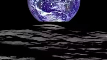 Earthrise: Foto ini diambil pada Oktober 2015 saat Lunar Reconnaissance Orbiter (LRO) berada di ketinggian 128 km dari permukaan Bulan. Meskipun namanya Earthrise, namun Bumi tidak benar-benar terbit mengingat satu sisi Bulan selalu menghadap ke Bumi. Foto: NASA