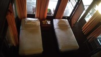 Secara teknis, kamar Cencerawasih terdiri dari dua lantai dengan beberapa kamar tidur. Fasilitas pendingin udara serta toilet juga sudah dilengkapi di dalamnya. Hadir juga sebuah foto Sukarno yang cukup unik (dok Pulau Ayer)