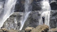 Airnya begitu menyegarkan, suasana di sekitar Curug Malela pun masih sangat alami (Yudha Maulana/detikcom)