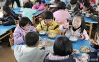 Makan Terlalu Lama, Murid TK di China Dipaksa Makan Dalam Toilet Kotor