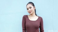 Mey Chan tampil dengan blus maroon dan rok tutu berwarna coklat. Pool/Palevi S/detikFoto.