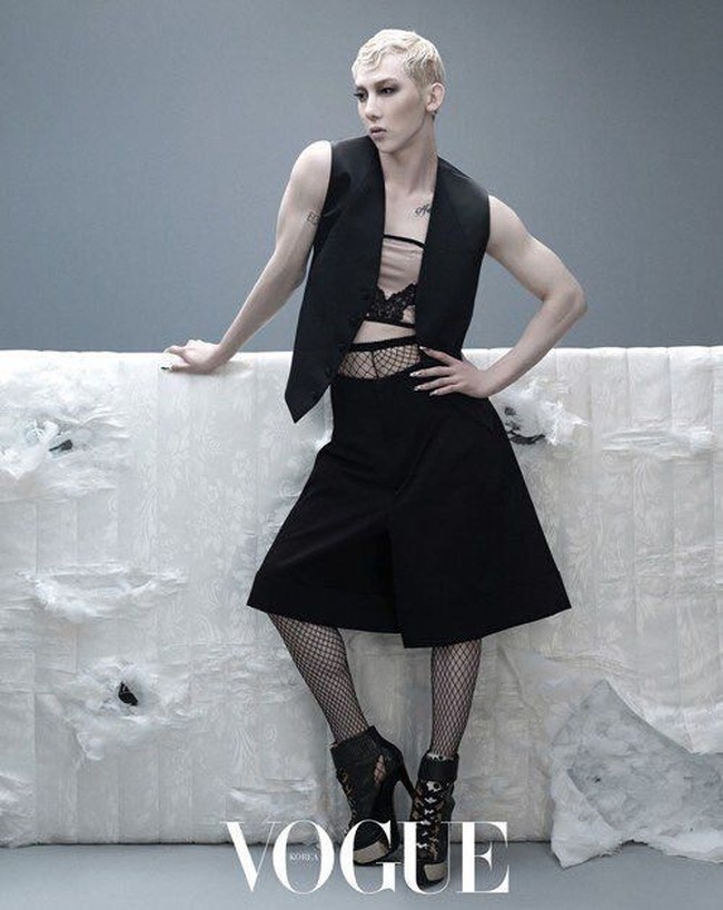 Jo KwonDari sejumlah idol yang kerap berpakaian seperti wanita, Jo Kwon adalah yang paling ekstrem. Ia cukup sering melakukan crossdressing dan bermakeup. Namun pria yang dulu tergabung dalam boyband 2AM itu membantah dirinya adalah drag queen. Foto: Vogue