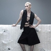 Jo KwonDari sejumlah idol yang kerap berpakaian seperti wanita, Jo Kwon adalah yang paling ekstrem. Ia cukup sering melakukan crossdressing dan bermakeup. Namun pria yang dulu tergabung dalam boyband 2AM itu membantah dirinya adalah drag queen. Foto: Vogue