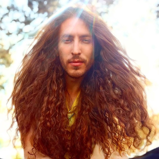 Model Cristiano Braga dari Brazil punya rambut panjang dan ikal yang berkilau. Rambut indahnya yang membuat iri kaum hawa membuatnya populer di media sosial. Pria yang berprofesi sebagai aktor ini memiliki followers lebih dari 43 ribu di Instagram. Foto: Dok. Instagram