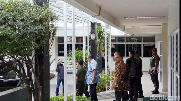 SBY menjenguk Wiranto di RSPAD