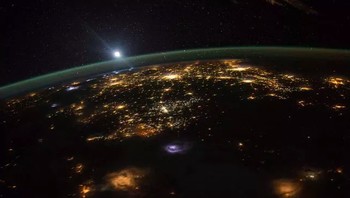 Scott Kellys Good Morning Picture: Saat menjalani misi jangka panjang bersama International Space Station (ISS), astronot kenamaan Scott Kelly menangkap gambar yang memperlihatkan Amerika Serikat sebelah barat saat menjelang pagi pada 10 Agustus 2015. Foto: NASA