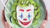 Seperti pada semangkuk smoothie ini. Di atasnya dihias dengan tampilan Joker lengkap dengan buah kiwi sebagai rambutnya. Foto: Instagram
