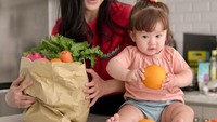 Zylvechia Ecclesie Heckenbucker merupakan buah hati dari pasangan artis Franda dan Samuel Zylgwn. Disebut mirip boneka, aksi Zylvechia pegang sayur dan buah ini bikin gemas. Foto: Instagram