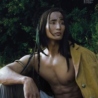 Pria tampan berambut panjang ini bernama Nikolay Matannov. Dia menarik perhatian para fotografer untuk memotretanya sebagai model karena dianggap sebagai wujud sempurna dari orang keturunan Indian Amerika. Nikolay yang berasal dari Yakutia, Rusia ini, merasa dirinya tidaklah semenarik yang orang-orang pikir. Menurutnya setiap orang memiliki keunikan penampilan masing-masing. Foto: Dok. Instagram