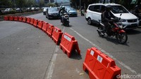 Jalan Gatot Subroto yang mengarah ke depan DPR pagi ini ditutup.