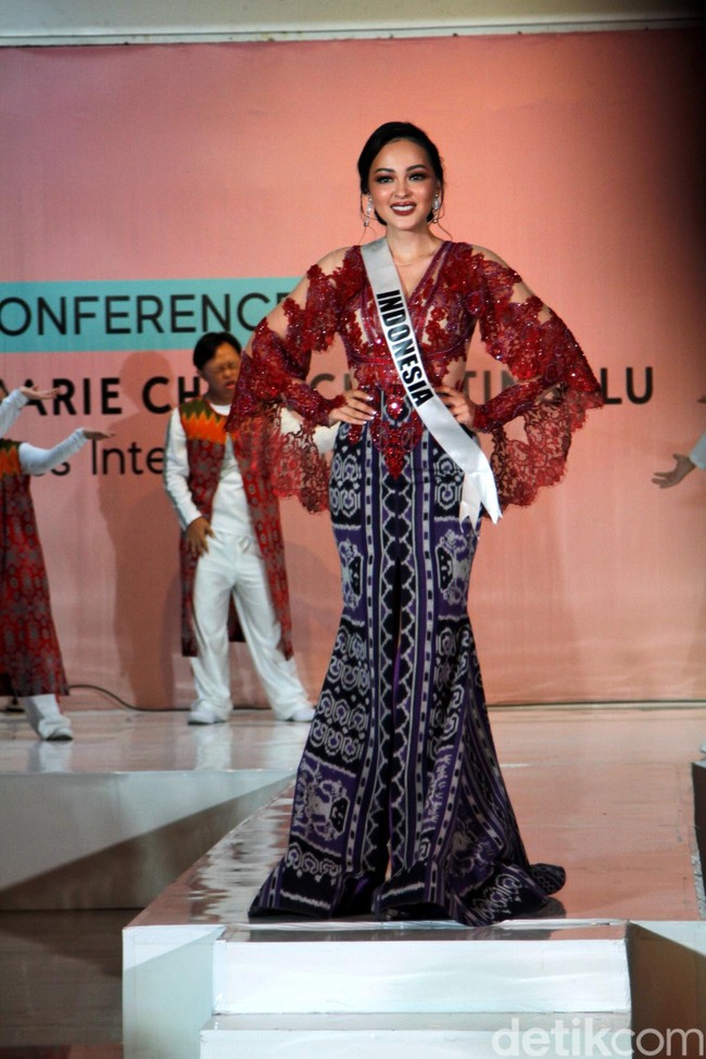 Inilah salah satu evening gown atau gaun malam yang akan dipakai Jolene Marie saat berkompetisi di Miss International 2019. Gaun malam ini karya dari perancang busana Anaz Khairunnas. Anaz menggunakan kain Bantenan yang merupakan kain tenun karya asli orang Minahasa sejak abad 15 yang sempat menghilang karena perubahan zaman. Foto: Muhammad Abduh/Detikcom