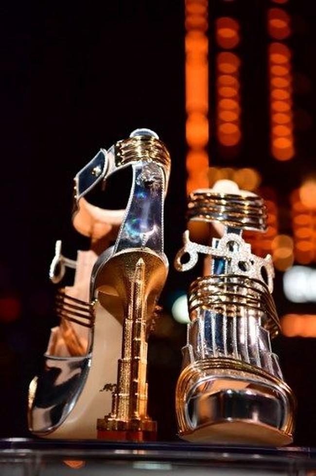 Hadir dalam  model platform heels, sepatu yang dinamai Moon Star ini terbuat dari emas murni dan berlian 30 karat. (Foto: GIUSEPPE CACACE / AFP)
