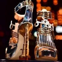 Hadir dalam  model platform heels, sepatu yang dinamai Moon Star ini terbuat dari emas murni dan berlian 30 karat. (Foto: GIUSEPPE CACACE / AFP)