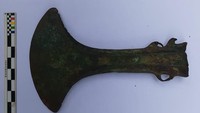 Kapak ini ditemukan di Situs Bobu Uriyeng, Kampung Dondai, Distrik Waibu, Kabupaten Jayapura, Papua. Kapak perunggu ini berjenis kapak corong dan umurnya sudah 2.500 tahun (Hari Suroto/Balai Arkeologi Papua/Istimewa)