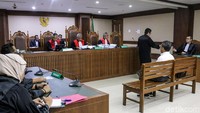 Atas hal tersebut, perbuatan Nur Pamudji didakwa melanggar Pasal 2 ayat (1) jo Pasal 16 ayat (1) huruf b UU Tipikor juncto Pasal 55 ayat (1) ke-1 KUHP.