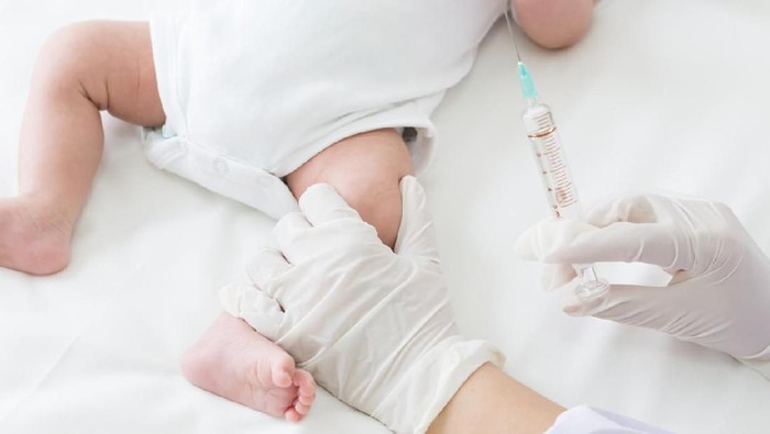 Ilustrasi imunisasi Vaccine, Vaccination Hepatitis B virus for child baby. Doctors vaccinate the thighs of children