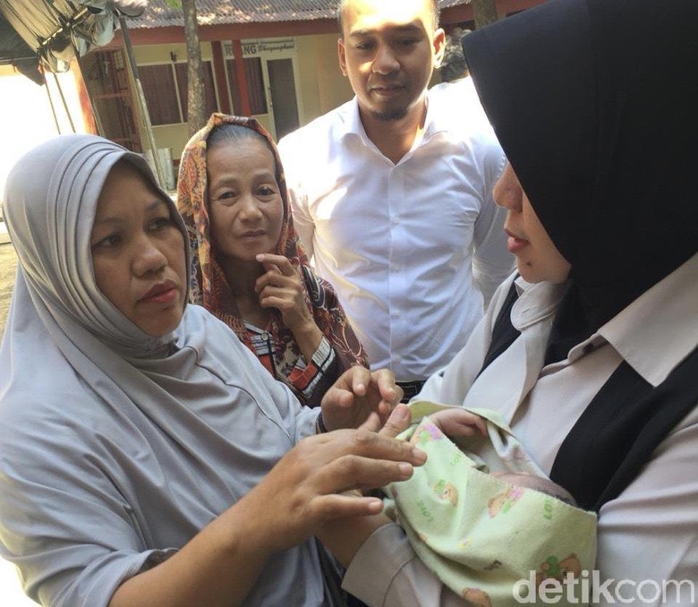 Bayi Perempuan Berbungkus Kresek Dibuang di Pinggir Selokan Makassar Bayi Perempuan Berbungkus Kresek Dibuang di Pinggir Selokan Makassar