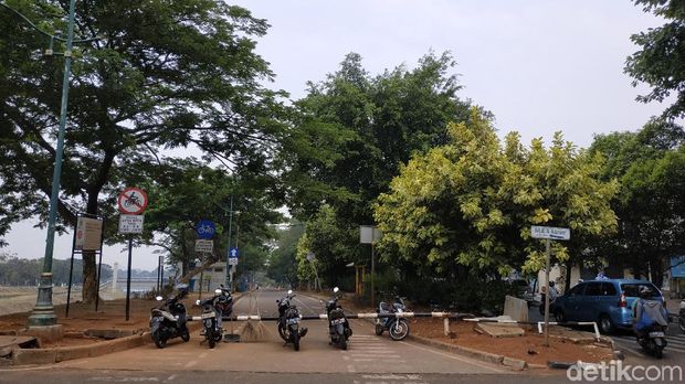 Pengunjung yang ingin bersantai di jalur tersebut membawa kendaraan bermotor, biasanya memarkirkan kendaraannya di ujung jalan yang dibatasi oleh batu atau plang.