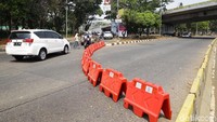 Ruas jalan mengarah ke DPR ditutup mulai di bawah flyover Taman Ria Senayan. Jalan ditutup dengan menggunakan barrier.