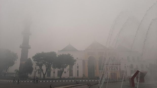 Jarak pandang tidak lebih dari 50 meter.