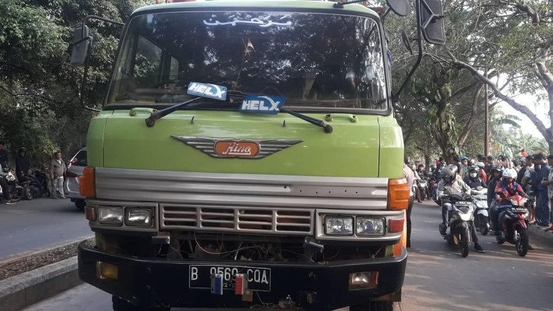 Seorang Wanita Tewas Terlindas Truk di Pondok Aren Seorang Wanita Tewas Terlindas Truk di Pondok Aren