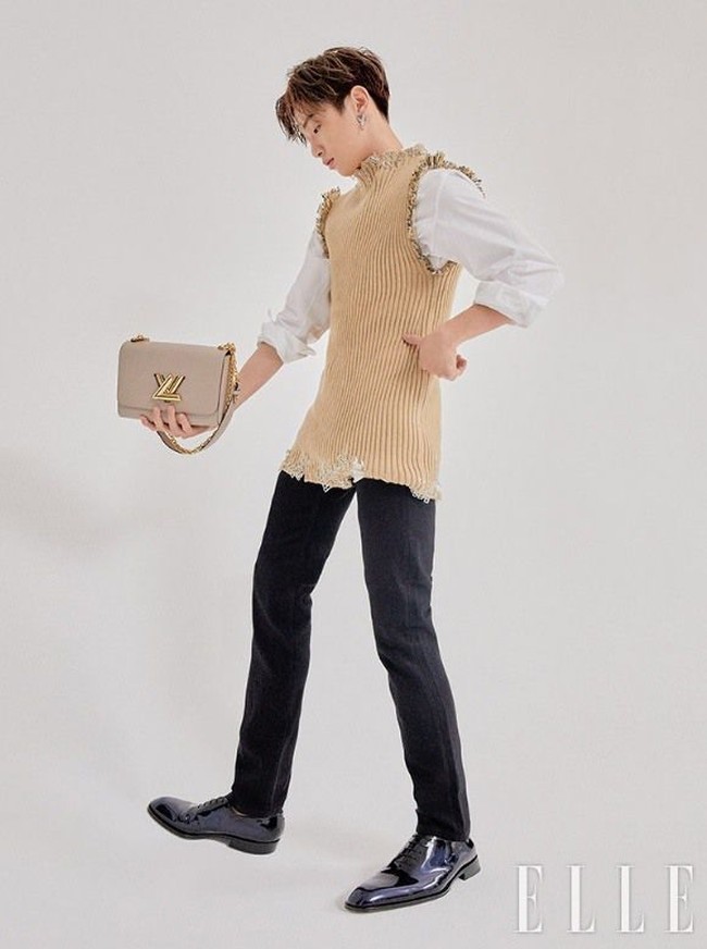 Kang DanielKang Daniel menjadi ikon baru dalam dunia fashion Korea. Popularitasnya membawa lulusan boyband Wanna One itu mendapat banyak sponsor, termasuk dari brand fashion wanita. Beberapa waktu lalu, gayanya jadi perbincangan karena tetap terlihat maskulin ketika pemotretan dengan baju-baju Louise Vuitton dari koleksi perempuan. Foto: Elle