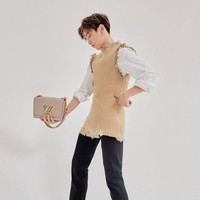 Kang DanielKang Daniel menjadi ikon baru dalam dunia fashion Korea. Popularitasnya membawa lulusan boyband Wanna One itu mendapat banyak sponsor, termasuk dari brand fashion wanita. Beberapa waktu lalu, gayanya jadi perbincangan karena tetap terlihat maskulin ketika pemotretan dengan baju-baju Louise Vuitton dari koleksi perempuan. Foto: Elle