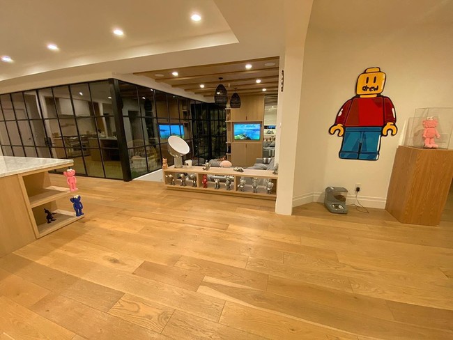 Rumah ini pun kental dengan nuansa anak muda karena hadir dengan ornamen lucu, seperti mainan KAWS dan gambar Lego di dinding. Rumah tersebut juga tampak banyak tangga juga kaca. Foto: Instagram @justinbieber