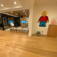 Rumah ini pun kental dengan nuansa anak muda karena hadir dengan ornamen lucu, seperti mainan KAWS dan gambar Lego di dinding. Rumah tersebut juga tampak banyak tangga juga kaca. Foto: Instagram @justinbieber