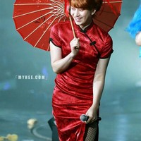 Heechul Super JuniorArtis pria Korea lain yang berwajah cantik adalah Heechul. Tahu punya wajah yang feminin, Heechul pun kerap berdandan seperti wanita dalam berbagai kesempatan, mulai dari acara televisi hingga konser. Ia sendiri memang menyukai hal-hal girlie, seperti warna pink dan karakter animasi Frozen. Foto: Fansite