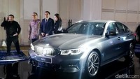 BMW Seri 3 identik dengan desain dinamis, handling terbaik, efisiensi luar biasa, dan fitur inovatif.